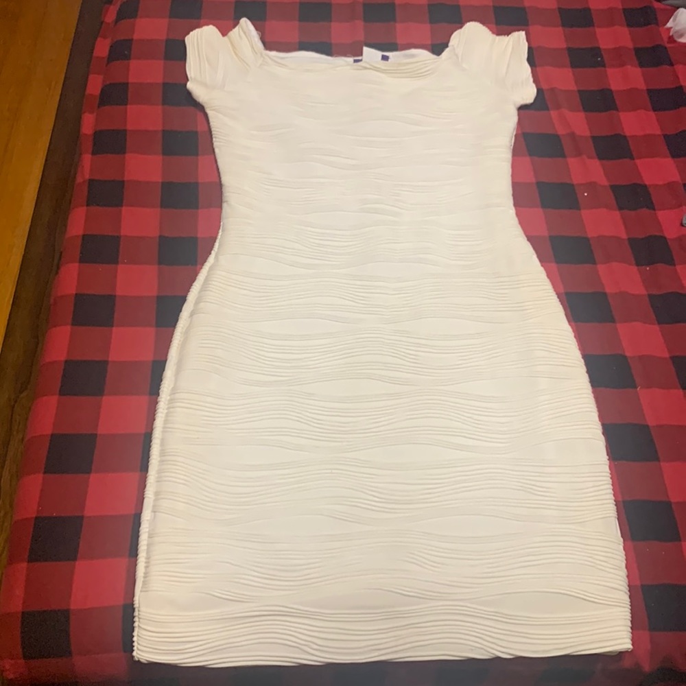 I’m selling this dress because it don’t fit me no more.